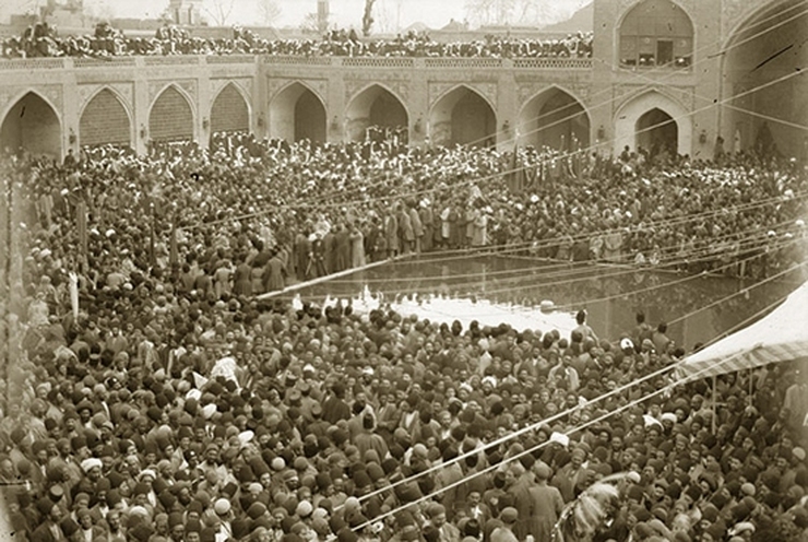 این ویدئو کوتاه را ببینید و حال و هوای عزاداری محرم در حدود یک قرن پیش را دریابید. البته صدایی که روی این فیلم تدوین شده، مربوط به مرحوم محمد احمدیان، از خوانندگان رادیو ایران در سال‌های قبل از پیروزی انقلاب اسلامی است.