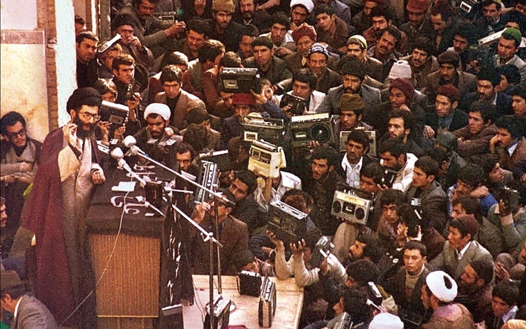 صفحه khamenei_history در اینستاگرام روایتی از خطبه‌خوانی تاریخی آیت‌الله خامنه‌ای در شب عاشورای ۱۳۵۷ در حرم مطهر رضوی منتشر کرده است. در این مراسم که طبق رسم قرار بوده خطبه به نام شاه خوانده شود، آیت‌الله خامنه‌ای خطبه را با نام حضرت امام (ره) شروع می‌کنند.