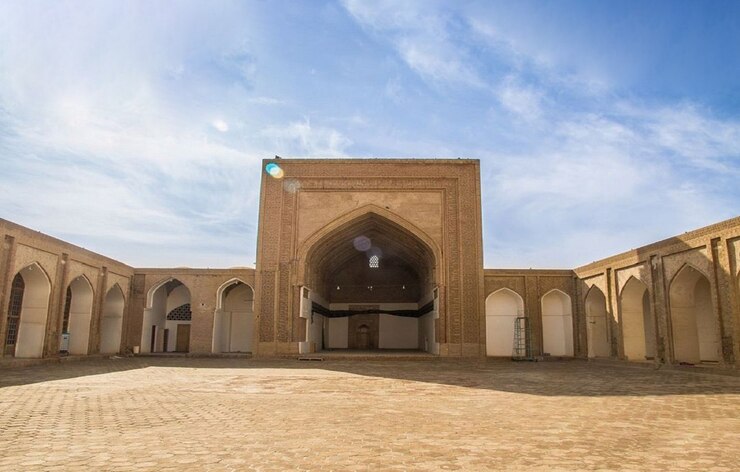 مسجد جامع گناباد ۸۳۰ سال قدمت دارد و در دوران خوارزمشاهیان در سال ۶۰۹ هجری قمری ساخته شده است.