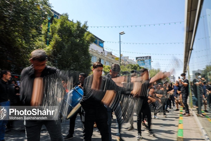 عزاداران حسینی در مشهد مقدس، آیین عزاداری اباعبدالله الحسین در خیابان های منتهی به حرم مطهر رضوی را برپا داشتند.
