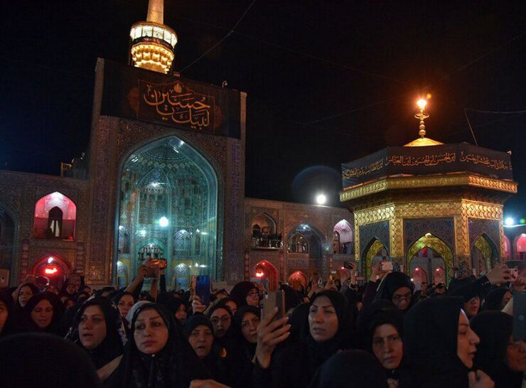 عزاداران حسینی با حضور در حرم مطهر رضوی، شام شهادت اباعبدالله الحسین و یاران باوفایش را عزا گرفتند.