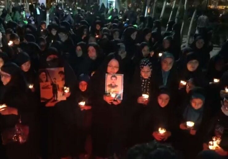 همزمان با شام غریبان ابا عبدالله الحسین (ع)اولین  رزمایش خانواده های معزز شهدا  از پارک ملت به سمت مزار شهدای گمنام برگزار شد.