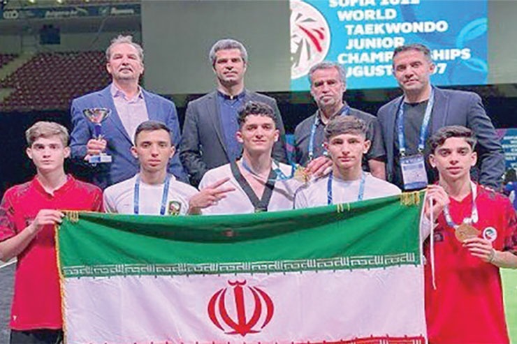 دختران و پسران تکواندوکار نوجوان در صوفیه گل کاشتند.