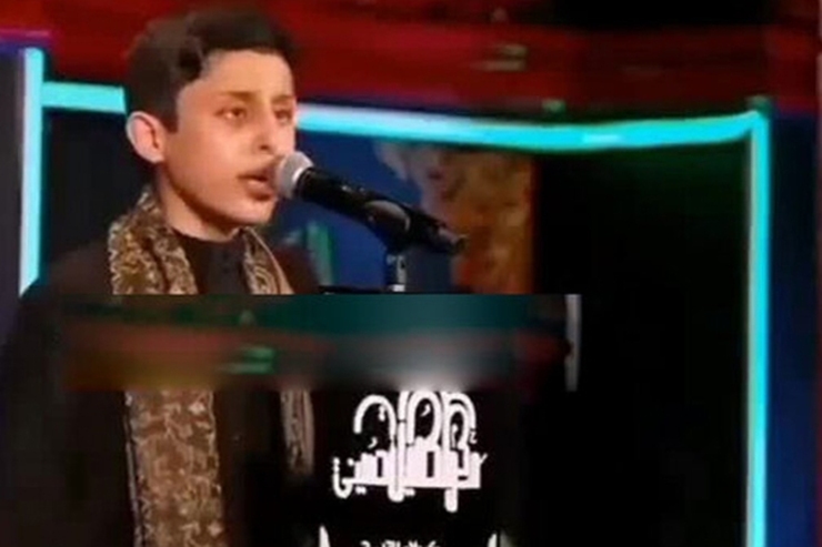 لحظه از هوش رفتن مداح نوجوان اهل بیت در حین مداحی امام حسین (ع) در شب‌های محرم و واکنش مردم را ببینید.