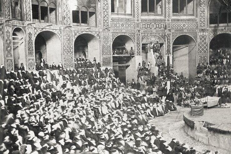 در سال‌های نخستینی که تکایا از محل‌هایی برای استراحت و اسکان در‌راه‌ماندگان و بی‌بضاعتان یا همان کاربری صفه مسجد نبی (ص) و چله‌نشینی و سلوک اهل طریقت یا به‌مثابه خانقاه‌بودن، به مکانی برای نمایش‌های مذهبی، چون تعزیه‌خوانی و شبیه‌خوانی تبدیل می‌شدند، این مجموعه‌ها دارای بخش‌های مجزا و مشخصی بودند که هر‌کدام کاربردی خاص داشتند.