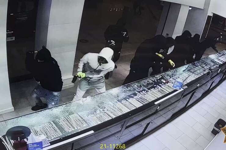 تصاویر دوربین مداربسته که توسط پلیس نیویورک منتشر شده، سارقان ماسک‌پوش را نشان می‌دهد که در عرض کمتر از ۳۰ ثانیه با شکستن شیشه‌های ویترین، حدود ۲ میلیون دلار جواهرات را با خود می‌برند.