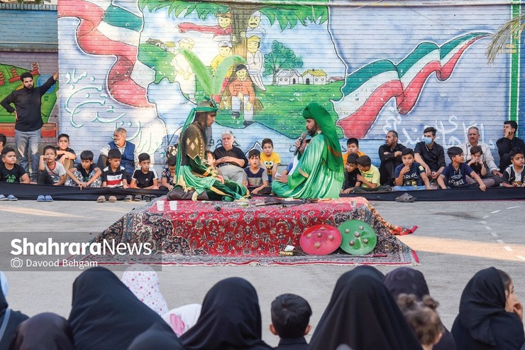 یکی از مناسک مذهبی که در مشهد با استقبال خوب مردم برگزار می‌شود مراسم آیینی «تعزیه خوانی» است. برای تهیه گزارش تعزیه خوانی راهی خیابان پنجتن ۶۴ شدیم. بنر‌های تبلیغاتی ما را به دبیرستان آسیه در انتهای این کوچه می‌رساند.