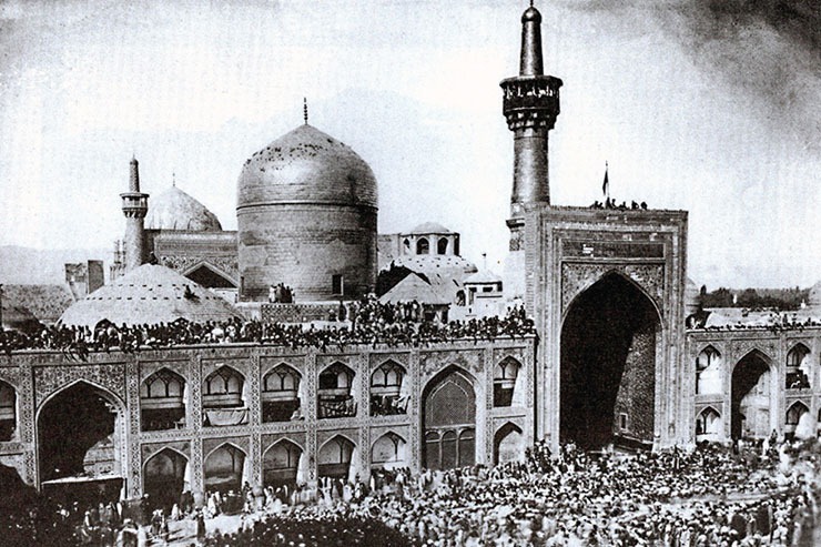 عکاسی از سرحدات خراسان و سایر ولایات ایران، کار یک نفر نبود؛ این شد که یک نام دیگر از افسران ایتالیایی در عکاسی ایران به میان آمد: جیانوزی. او نخستین عکاس خارجی است که از سوی ناصرالدین شاه مأمور شد تا چند مجموعه عکس از ابنیه خراسان و مجموعه آستان قدس تهیه کند.