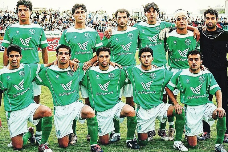 عکسی از تیم پیام مشهد در سال ۱۳۸۳. وقتی سبزپوشان مشهدی با هدایت نادر دست‌نشان و تحت حمایت مالی اداره پست در مسابقات حاضر می‌شدند. نفرات این عکس به‌ترتیب ایستاده از راست: علی نظرمحمدی، قاسم‌زاده، محسن حنیفی، حسین تلقینی، سعید خانی و مجید قدیمی. نشسته از راست: مجتبی ترشیز، محسن زاهدی، حمید مروی، رحمان مقدم و مرتضی برگی‌زر.