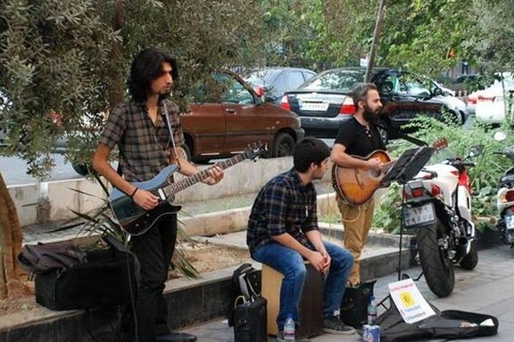 با قدم زدن در خیابان‌های تهران، متوجه حضور کسانی می‌شویم که در گوشه‌ای ایستاده و اقدام به نوازندگی می‌کنند. این افراد هر یک داستان‌هایی برای خود دارند.