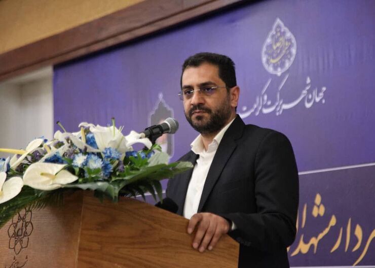 شهردار مشهد مقدس ضمن اشاره به اینکه سیاست دوره ششم مدیریت شهری تقویت موضوع زیارت است، گفت: ذاکران و مداحان اهل‌بیت(ع) مدیریت شهری را در ترویج سبک زندگی خادم، زائر و مجاور یاری کنند.