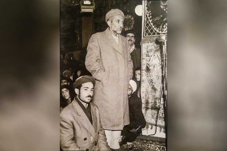 غلام‌رضا آذر حقیقی با تخلص «آذر»، متولد سال ۱۲۸۰ خورشیدی در روستای کاهوی مشهدبوده و درگذشته به سال ۱۳۶۰. راننده کامیونی که روزی گذارش به مشهد می‌افتد و با اینکه سواد چندانی ندارد، طبع شعرش گل می‌کند و می‌شود شاخص‌ترین نوحه‌خوان سنتی مشهد و به تربیت نسلی از جوانان نوحه‌خوان مشهد می‌پردازد.‌