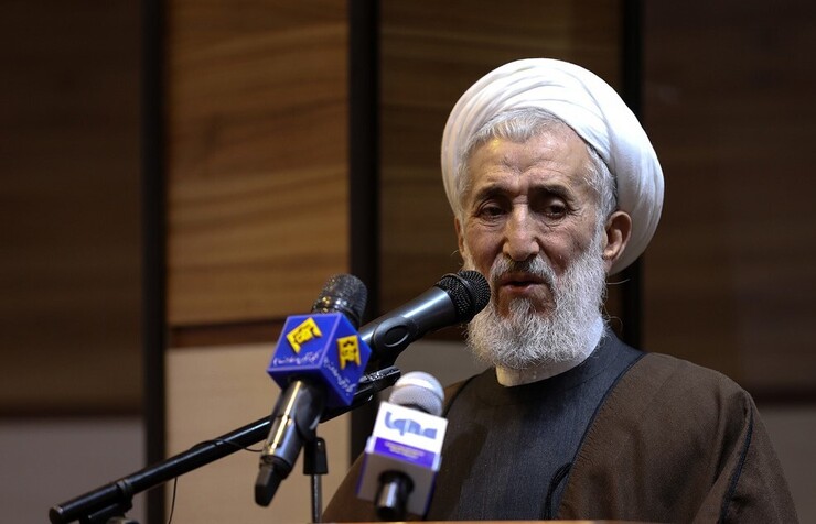 تهران- ایرنا- امام جمعه موقت تهران گفت: مردم باید با آرامش در صحنه باشند، در رفع مشکلات دولت را یاری کنند و به جای طعنه زدن، کمک همه‌جانبه داشته باشند.