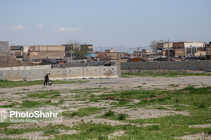 در راستای افزایش توانمندی ساکنان اجتماعی حاشیه شهر مشهد، مدیریت شهری با اجرای برنامه‌های مختلفی درصدد است با بهره مندی از ظرفیت‌های اجتماعی شهرمان، برای رفع مشکلات پهنه حاشیه شهر اقدامات مؤثر و متناسب با نیاز‌های واقعی این محلات انجام دهد. ازاین رو، قرار است طرح «مشاوره محله» به عنوان یکی از طرح‌های دخیل در رفع معضلات اجتماعی در برخی مساجد این محلات اجرا شود.
