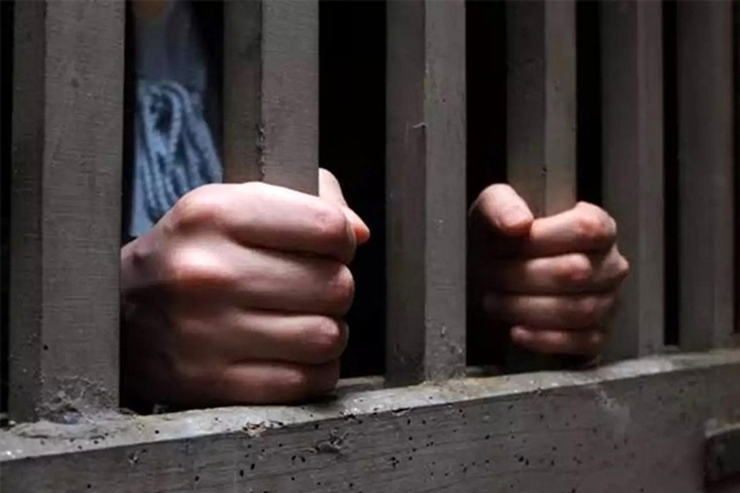 متهم گفت: قبلاً هیچ خلافی انجام نداده بودم و چاقو را هم فقط به خاطر قشنگی‌اش در جیبم داشتم. وقتی به آن مرد حمله کردم از ترس او را با چاقو زدم، موبایلش را برداشتم و فرار کردم. نمی‌دانستم او مرده است و بعد از دستگیری این موضوع را فهمیدم.
