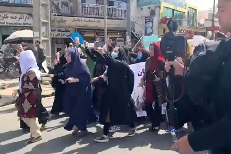 شماری از بانوان در پایتخت افغانستان و برخی ولایت‌های دیگر این کشور امروز در اعتراض به تعطیلی مدارس دخترانه و نیز شرایط معیشتی نامناسب دست به تظاهرات زدند.