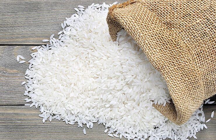 دبیرکل اتحادیه بنکداران مواد غذایی از کاهش ۱۵ تا ۲۵ هزار تومانی قیمت برنج ایرانی در بازار خبر داد و گفت: با توجه به ورود به فصل برداشت و افزایش تولید، کاهش قیمت‌ها ادامه دارد.