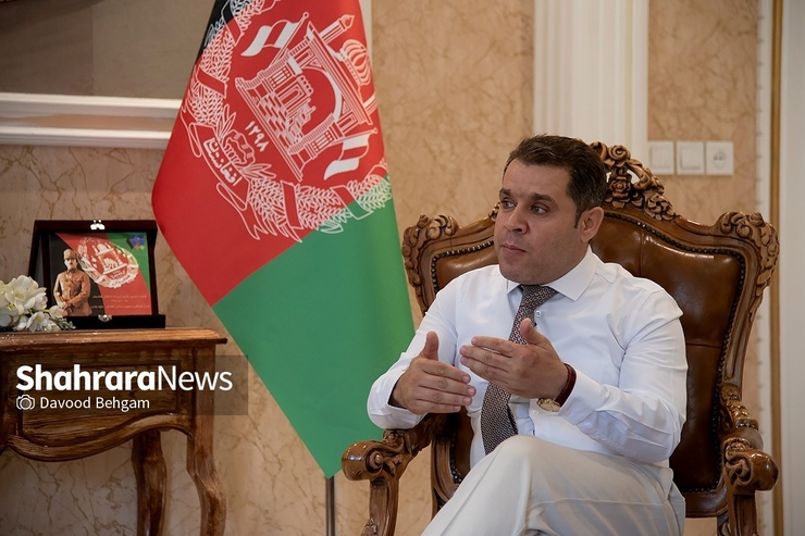 در اولین سالگرد سقوط دولت اشرف غنی به دست طالبان هنوز ابهامات زیادی درباره چرایی این اتفاق وجود دارد. در گفت‌وگو با جابر انصار سرکنسول جمهوری اسلامی افغانستان در مشهد از او سئوالاتی درباره این رویداد، پاسپورت‌های الکترونیکی، اربعین و مشکلات بانکی مهاجران افغانستانی سئوالاتی پرسیده‌ایم.