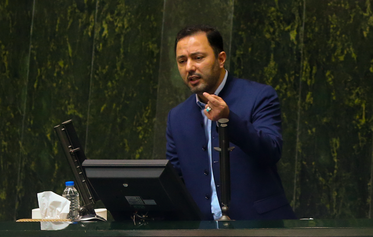 نماینده کرج: وزیر بهداشت شفاف بگوید اعضای کمیته علمی کرونا در کدام شرکت تولید یا واردات واکسن یا تجهیزات مرتبط با کرونا رد پا داشتند