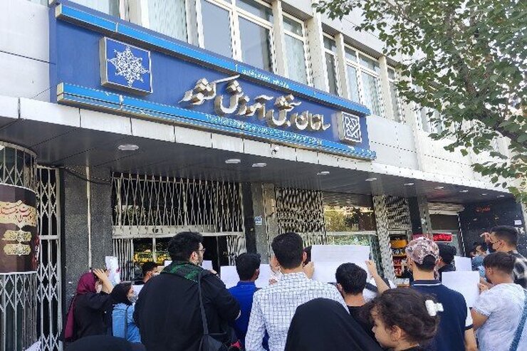 جمعی از داوطبان کنکور  امروز، در اعتراض به مصوبه کنکور ۱۴۰۲ مقابل سازمان سنجش آموزش کشور تجمع کردند. احمد توکلی نماینده اسبق مجلس هم در این تجمع حضور دارد.