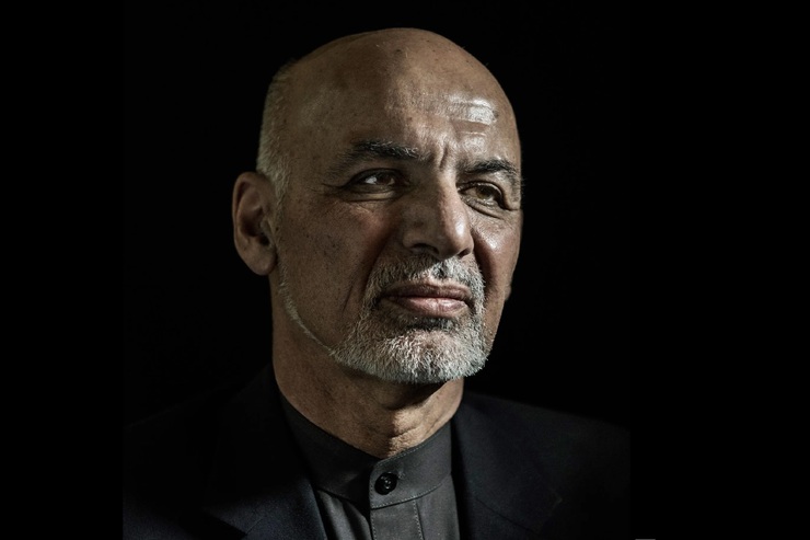 اشرف غنی نسبت به اینکه فرارش از افغانستان را تصمیم آنی خوانده بود، دفاع کرد و مدعی شد که یکی از آشپزهای کاخ ریاست‌جمهوری افغانستان ۱۰۰ هزار دلار دریافت کرده بود تا او را مسموم کند.