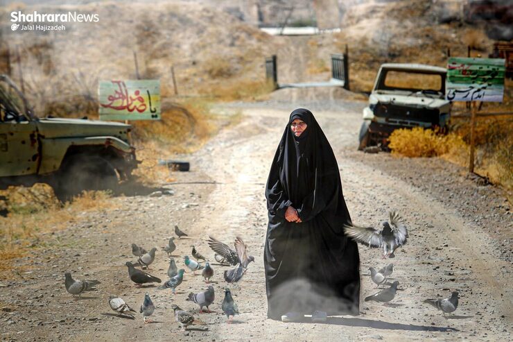 بعد از گذشت چهل سال از روز‌های تلخ اسارت، هنوز هم جای ترکش‌هایی که در تن خدیجه خانم جا خوش کرده‌اند درد می‌کند، ترکش‌هایی که سال ۵۹ بر تن او و همراه زندگی‌اش می‌نشیند و سال‌های سخت اسارت را به دنبال دارد.