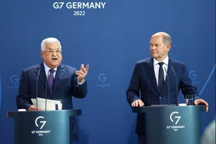 اظهارات رئیس تشکیلات خودگردان فلسطین در پاسخ به سؤال یکی از خبرنگاران درباره هولوکاست صهیونیست‌ها خشم مقامات تل‌آویو را برانگیخت.