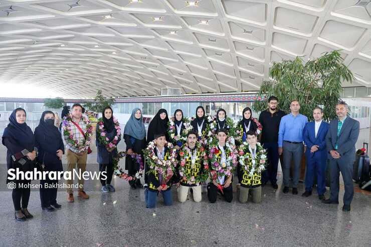 کاروان تیم‌های ملی دختران و پسران نوجوان بدمینتون ایران با ۸ مدال طلا ساعاتی پیش از پایتخت تاجیکستان به مشهد بازگشت.