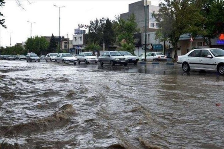 رئیس مرکز ملی پیش‌بینی و مدیریت بحران مخاطرات وضع هوا از وقوع رگبار باران همراه با رعد و برق در غالب نقاط کشور، خیزش گرد و خاک و کاهش کیفیت هوا در نوار شرقی و برخی نقاط غرب کشور خبر داد.