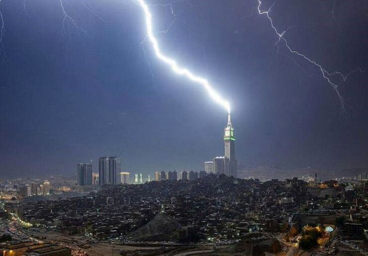 سامانه بارشی رخ داده باعث ایجاد سیلاب در شهرهای عربستان شده است.