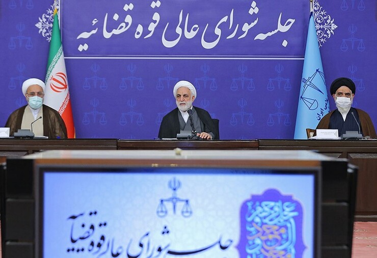 رئیس قوه‌قضاییه گفت: علی‌رغم گذشت ۴ ماه از سال هنوز قانون وضع شده و توافقات مالی داده شده که حداقل خواسته دستگاه قضایی در زمینه ارتقاء وضعیت حقوقی و دریافتی کارکنان ما می‌باشد، اجرایی و محقق نشده است.