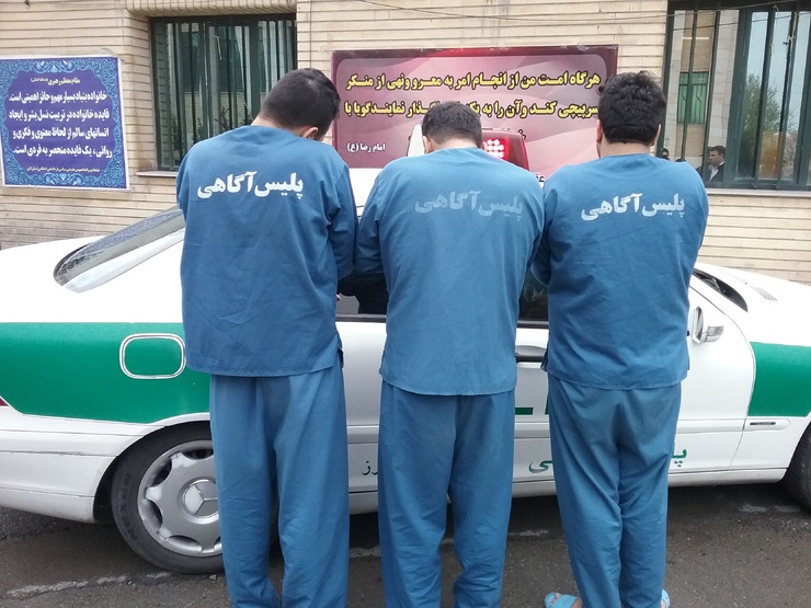 سارقان مسلح با حضور در یک منزل مسکونی حدود ۳ میلیارد تومان طلا و دلار به سرقت برده اند.