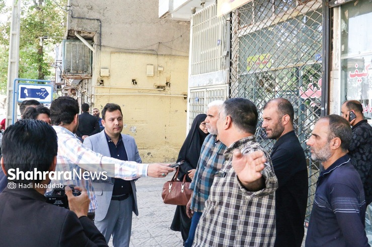 محله وحید و خیابان شهید حسینی محراب، علاوه بر بافت جمعیتی متراکم، یکی از مراکز اصلی تولید کیف و کفش در مشهد است که به خاطر همین موضوع علاوه بر مجاوران، روزانه زائران زیادی حتی از دیگر کشور‌ها و شهر‌ها را در دل خود جای می‌دهد.
