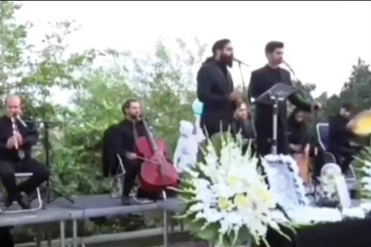 صدای ناله و ضجه که بلند می‌شود گوشی موبایل را دوباره به دست می‌گیرد و دکمه آهنگ را می‌زند. «چه کردی با قلب فرزندت/ گذشتی از خودت تا جان بگیرم/ من برای خستگی‌هایت بمیرم».
