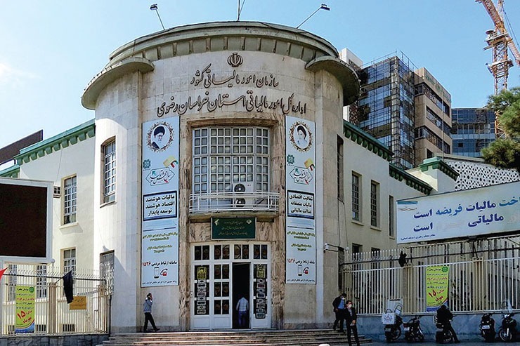 هرچه این روز‌ها درباره فرار مالیاتی شنیده اید، کنار بگذارید و این بار بشنوید از کسانی که در یک روز عادی از زندگی شان، یک باره مالیات بگیر‌ها روی سرشان آوار شدند و به اتهام فرار مالیاتی برایشان خراج اشتباهی بریدند.