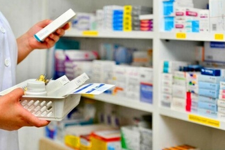 رئیس سازمان غذا و دارو از کاهش کمبودهای دارویی با اجرای طرح دارویاری خبر داد و در عین حال درباره طرح دارورسانی درب منزل بیماران خاص و صعب‌العلاج توضیح داد.
