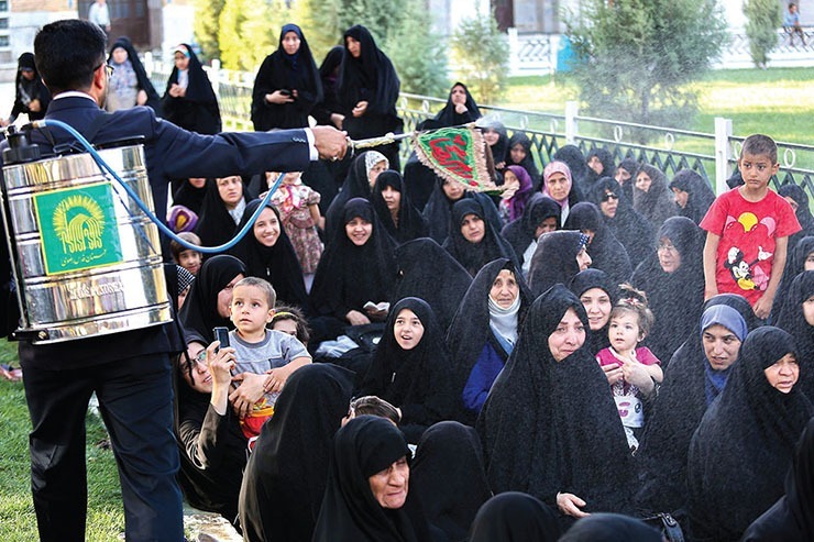 نخستین راهکار خوشبو کردن فضای حرم امام رضا (ع) که از گذشته‌های دور و پیش از آمدن امکانات امروزی به کار بسته می‌شود، آیینی است با عنوان «تعطیر حرم مطهر».