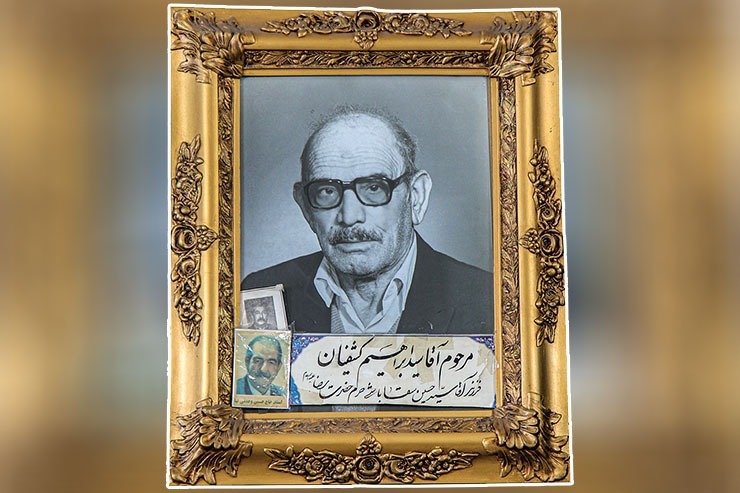 شاید همان زمانی که مهدی اخوان ثالث، شعر خوان هشتمش را می‌سروده است: «قهوه‌خانه گرم و روشن، مرد نقال آتشین پیغام/ راستی کانون گرمی بود»، قهوه‌خانه گلستان در یک گوشه از خیابان ارگ تاریخی مشهد، پذیرای قشر‌های گوناگون مردم شهر بوده است.