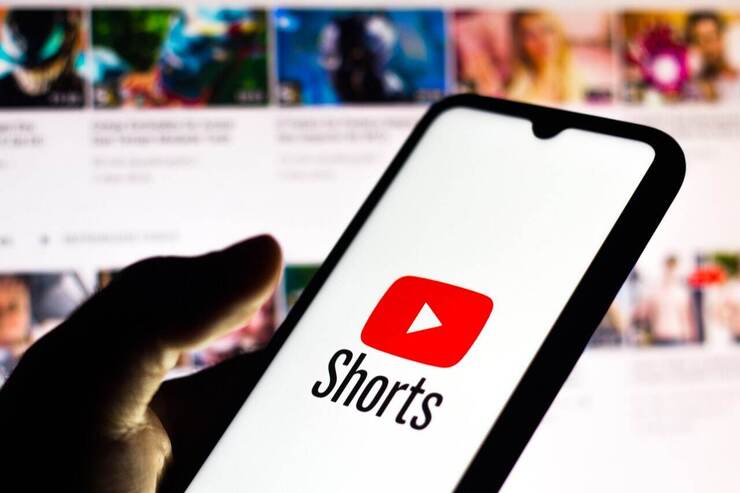 یوتیوب به عنوان بخشی از رقابت خود با تیک‌تاک، ابزار جدیدی به اپلیکیشن iOS و اندروید خود اضافه کرده که «Edit to Shorts» نام دارد و تبدیل ویدیو‌های طولانی‌تر کاربران به ویدیو‌های کوتاه Shorts را آسان‌تر می‌کند.