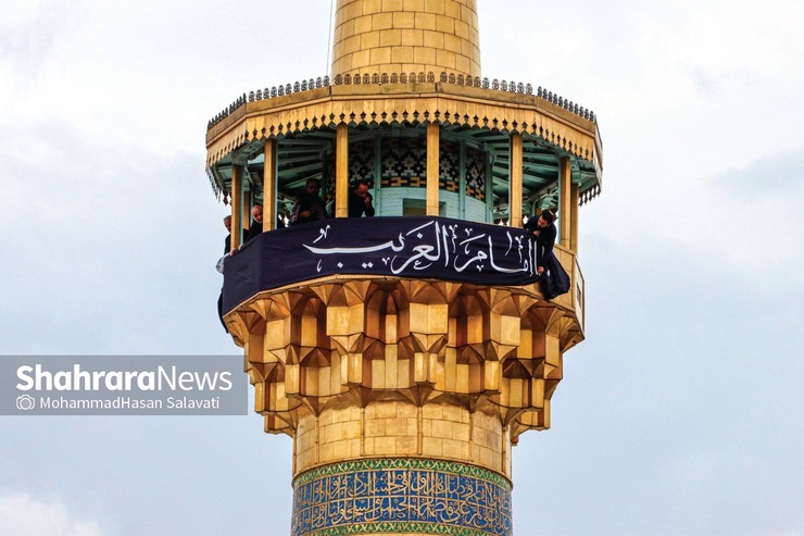 امسال هم به رسم هرسال در آخرین روز ماه ذی‌الحجه آیین سنتی «اذن عزا» با حضور خادمان بارگاه رضوی برگزار و پرچم سبزرنگ آستان دوست به نشان عزاداری ایام محرم به رنگ سیاه درآمد.