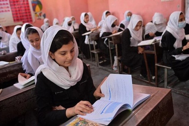 یک رسانه پاکستانی گزارش داد که هیاتی از روحانیان پاکستان پس از بازگشت از سفر خود کابل اعلام کردند که مدارس دخترانه در افغانستان به زودی بازگشایی خواهد شد.