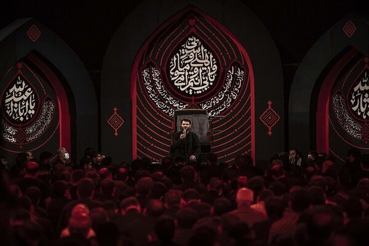 میثم مطیعی در مراسمی که به مناسبت دهه اول ماه محرم در هیأت آئین حسینی مجتمع امام رضا (ع) برگزار شد به مرثیه خوانی و روضه خوانی پرداخت.