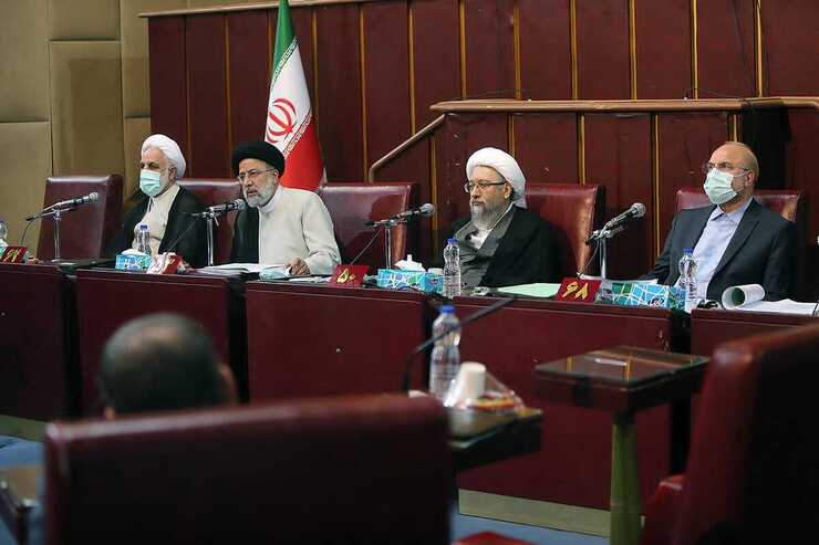 اعضای مجمع تشخیص در ادامه بررسی سیاست‌های کلی برنامه هفتم و پس از بحث درباره برخی الزامات رشد اقتصادی ۸ درصدی در این برنامه، بر «افزایش خالص موجودی سرمایه با رفع موانع و تسهیل سرمایه‌گذاری (داخلی و خارجی) و جلوگیری از خروج سرمایه از کشور مگر برای اهداف اقتصادی» تاکید کردند.