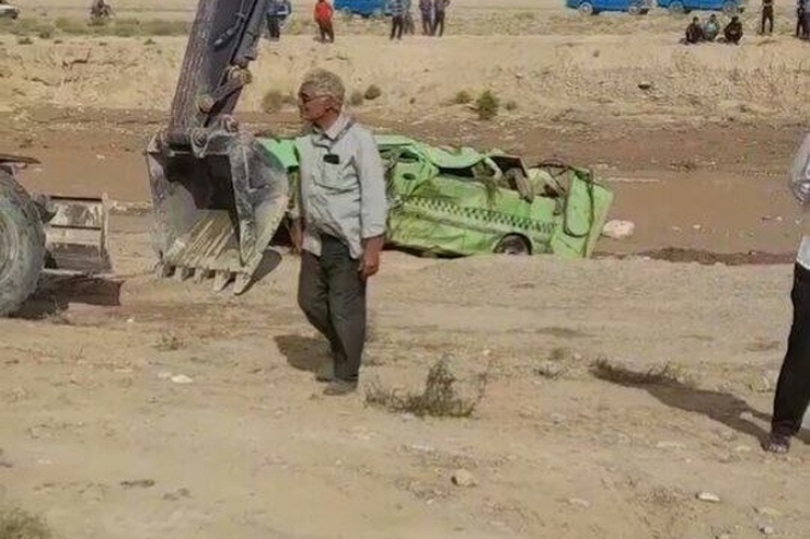 درواژگونی خودرو ون در سیلاب روستای چنارک در جاده مشهد- سرخس ۷ نفرکشته شدند.