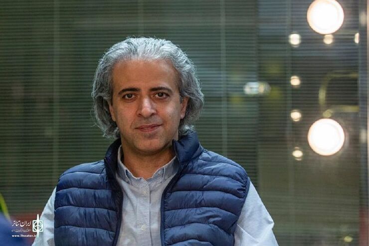 در روز‌های گذشته ایوب آقاخانی، نمایشنامه نویس و از اهالی مطرح تئاتر کشور، وبیناری مجازی برای هنرجویان مشهدی برگزار کرده بود. همین اتفاق بهانه‌ای شد تا با او درباره وضعیت نمایشنامه نویسی مشهد و کشور و چالش‌های این عرصه گفتگو کنیم که پیش روی شماست.