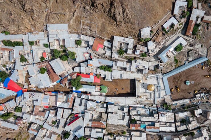 وقوع سیل در روستای مزداران باعث شده است که راه‌های مواصلاتی به این روستا بسته شود.