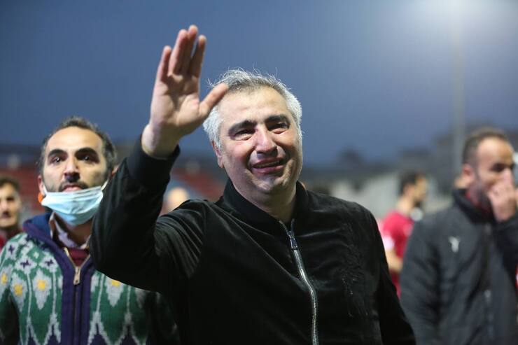 مدیران باشگاه هوادار تهران زودتر از آنچه تصور می‌شد از انتخاب ساکت الهامی به عنوان سرمربی تیم هوادار پشیمان شده‌اند. این وضعیت ناشی از زد و خورد اخیر الهامی با مطهری در ترکیه است.