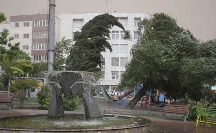 کارشناس مرکز پیش‌بینی هواشناسی خراسان رضوی گفت: امروز آسمان شهر مشهد صاف خواهد بود و از ساعات بعدازظهر وزش باد نسبتا شدید همراه با گردو‌خاک محلی پیش‌بینی می‌شود.