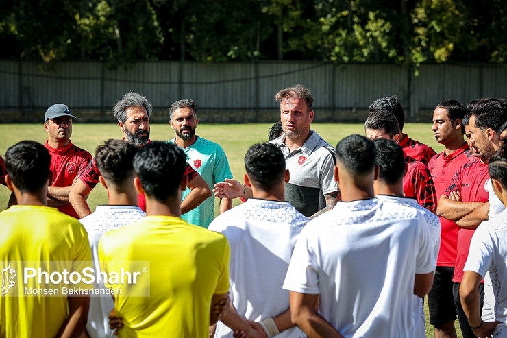 مدافع اسبق پرسپولیس و سپاهان اکنون در چالشی جدید به عنوان سرمربی وحدت مشهد کار را در لیگ دسته اول دنبال خواهد کرد.