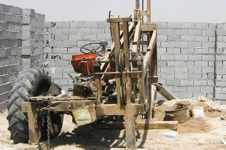 کاهش فشار آب و قحطی‌های مکرر آن، مهمان همیشگی اهالی بولوار شاهنامه است. از یک طرف، سهم مردم این محله از آب آشامیدنی به اندازه نخ باریکی است که جریان دارد و از طرف دیگر، مالکان باغ‌ویلا‌های غیرمجاز در این راسته با حفر چاه غیر‌مجاز، مانع رسیدن آب به مردم منطقه می‌شوند.